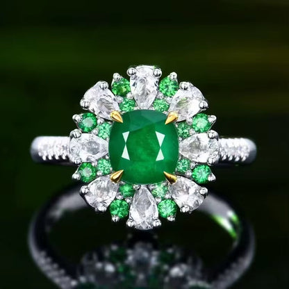 18k White Gold Emerald Gemstone Luxury Engagement Ring